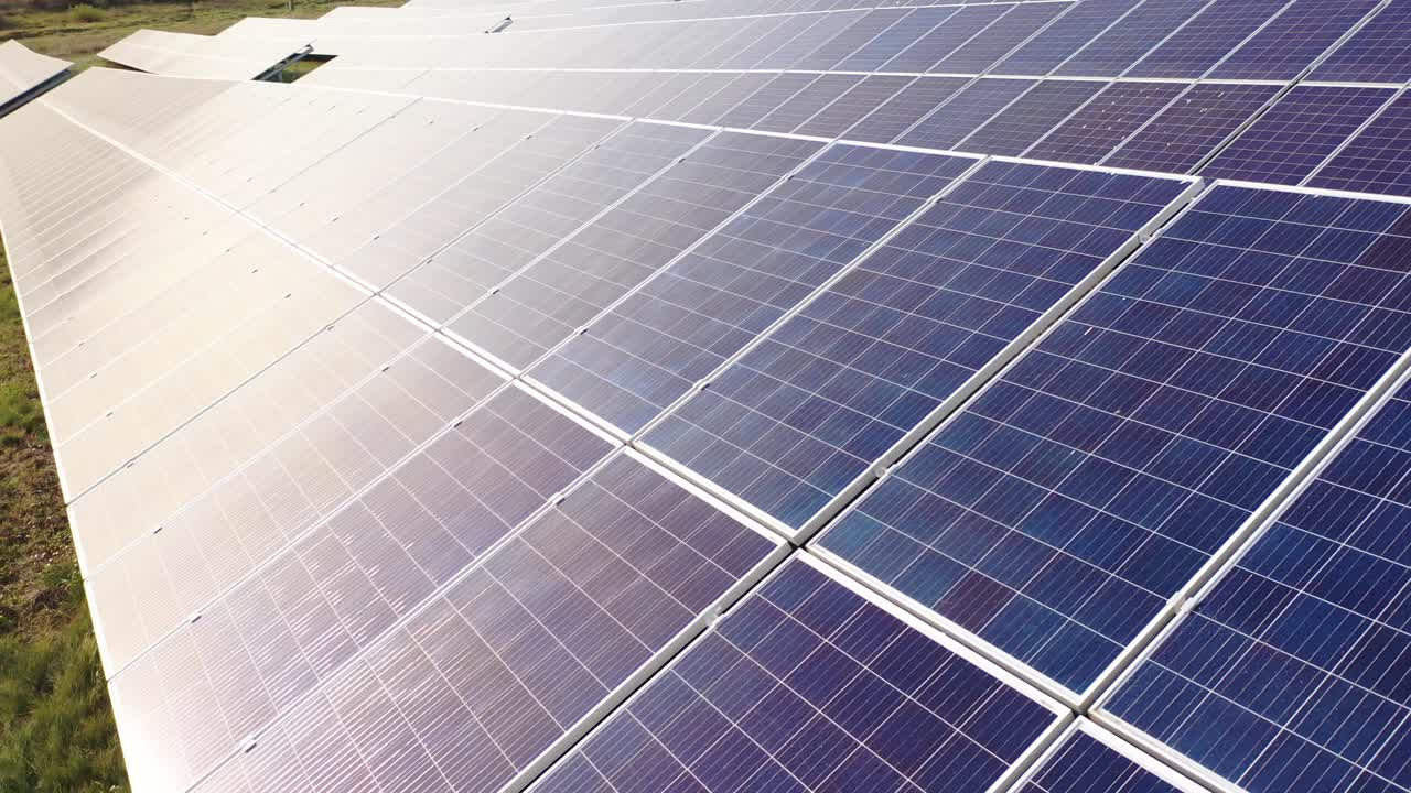 Vista aerea di pannelli solari fotovoltaici. Concetto di energia pulita, energia verde, energia rinnovabile. Concetto di energia alternativa