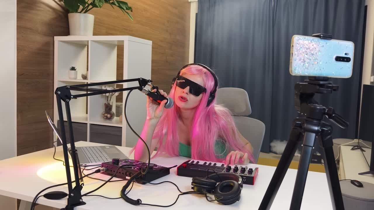 sesión de producción de música de transmisión femenina