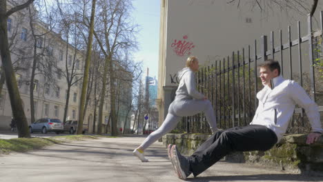 Sie-Machen-Morgengymnastik-In-Der-Stadtstraße