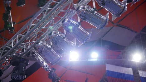 los accesorios de iluminación escénica en el sistema de vigas