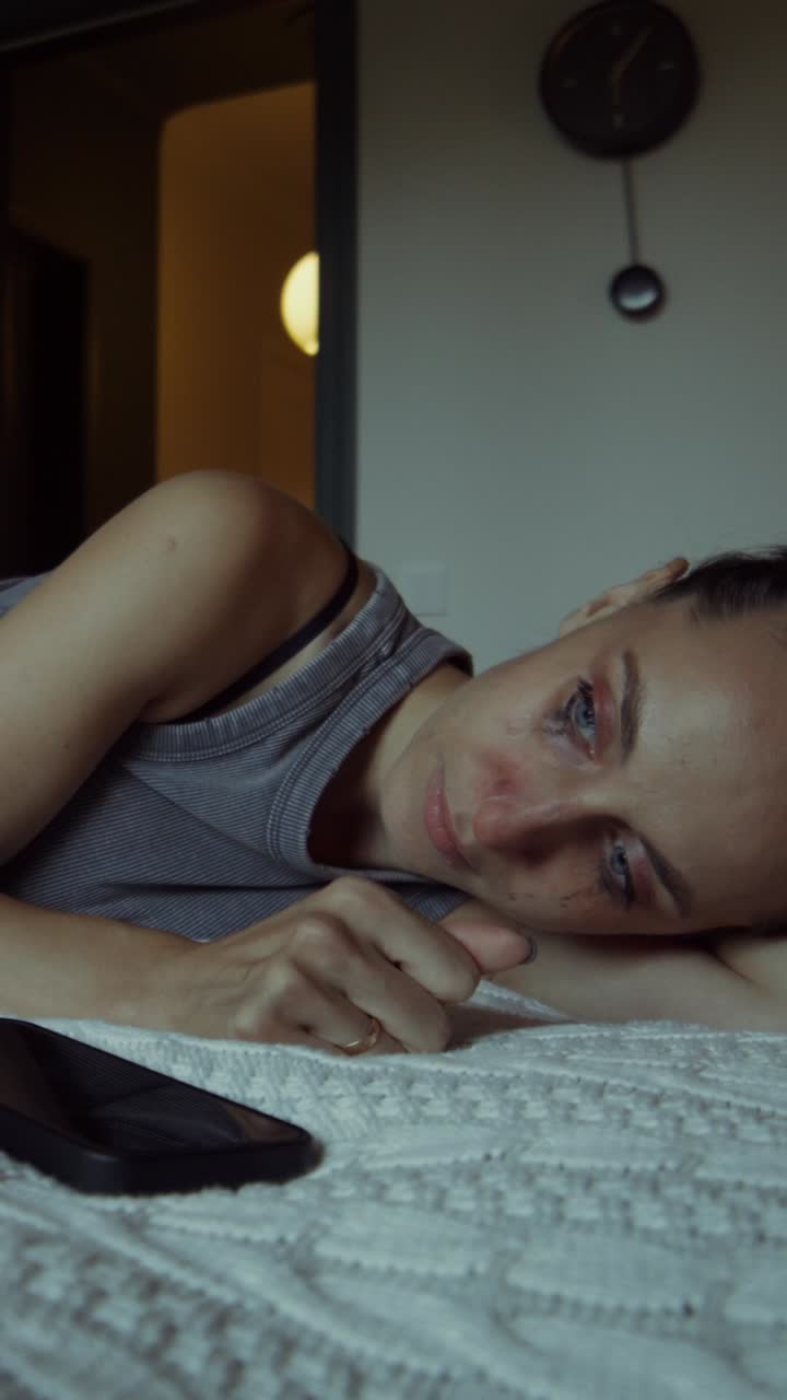 mujer triste en la cama