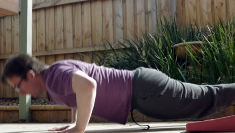 Hombre-De-Mediana-Edad-Haciendo-Flexiones-En-El-Patio-Trasero