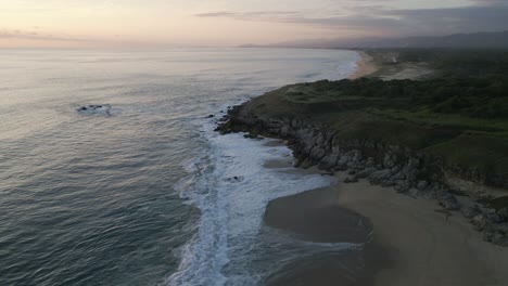 Puesta-De-Sol-Aérea-En-La-Solitaria-Y-Salvaje-Playa-Del-Océano-Tropical-Con-Paisaje-Marino