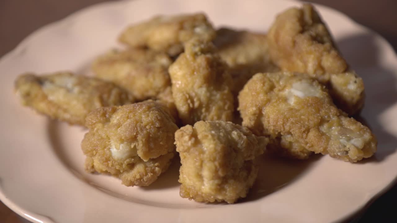 접시 에 긴  날개