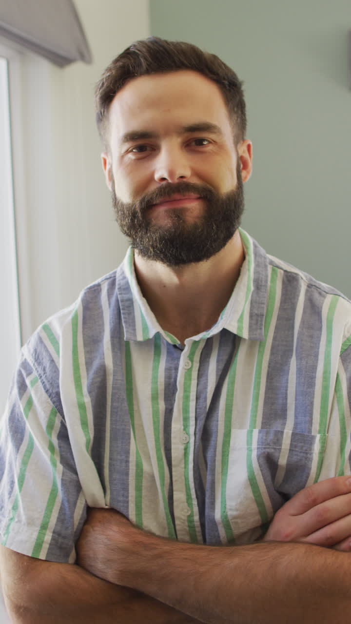 video vertical del retrato de un hombre caucásico feliz en la sala de estar