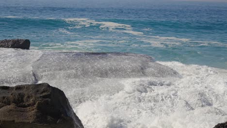 Agua-De-Mar-Que-Se-Lava-Sobre-Grandes-Rocas-Planas-A-Lo-Largo-De-La-Costa