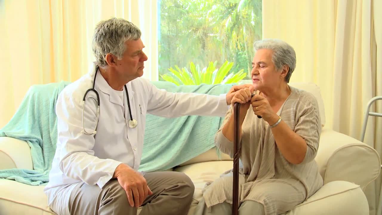 의사가 환자를 안심시키고 있습니다.