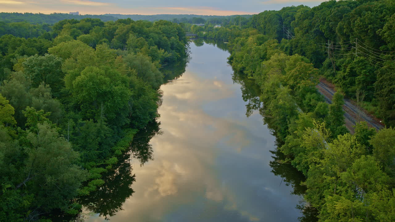 Paesaggio del fiume Serene all'alba