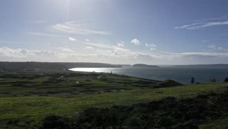 una vista hermosa y soleada sobre la bahía de cámaras hacia la isla de ketron, wa