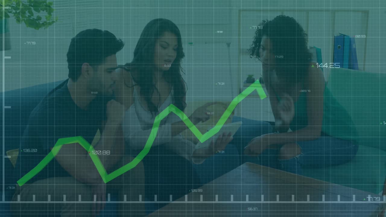 animación del procesamiento de datos estadísticos contra un grupo de diversos colegas discutiendo en la oficina
