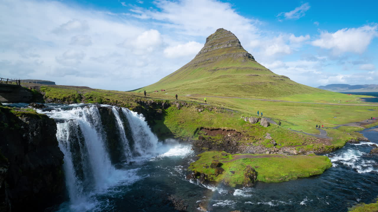 imágenes en lapso de tiempo del paisaje montañoso de kirkjufell en el verano de islandia.
