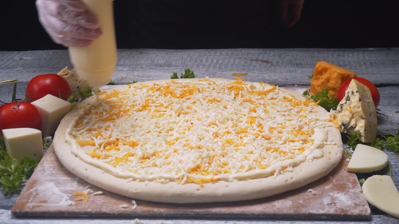 haciendo una deliciosa pizza de queso