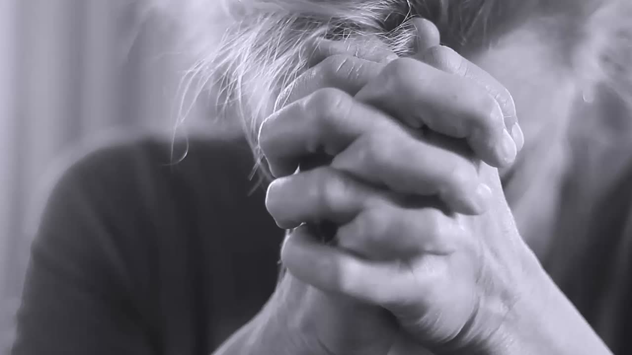 두통으로 고통스러워하는 여성, 스트레스와 직장 내 괴롭힘으로 인한 우울증, 정신 건강 문제를 겪는 사람들을 보여주는 스톡 비디오 스톡 영상