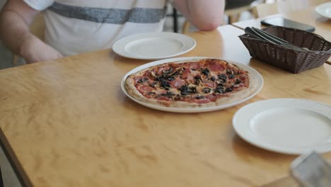 couple eating pizza at a restaurant