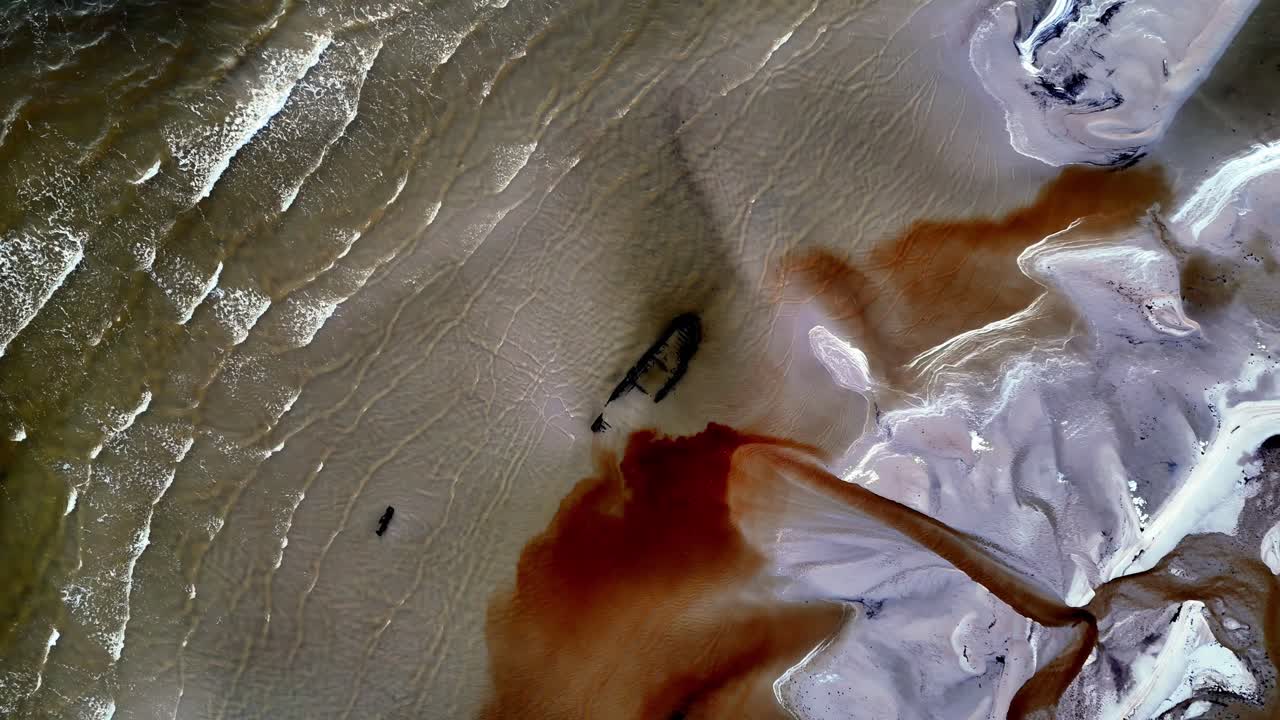 라트비아의 리가 만에 있는 라프메치메스 해변의 위쪽