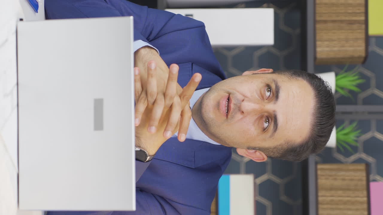 video vertical de un hombre de negocios con ansiedades y miedos.