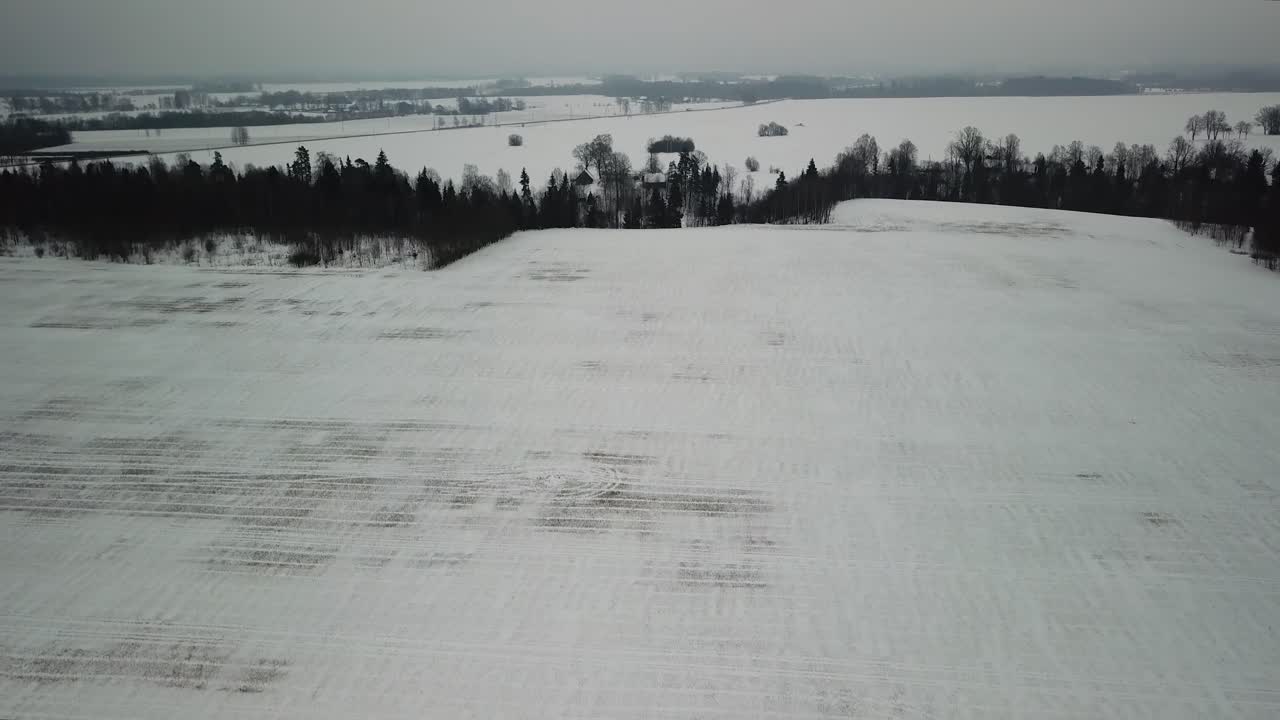 눈으로 덮인 농지의 공중 촬영, 평화로운 겨울 풍경