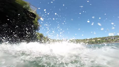 Hombre-Saltando-En-El-Agua-Desde-Un-Acantilado-En-Australia