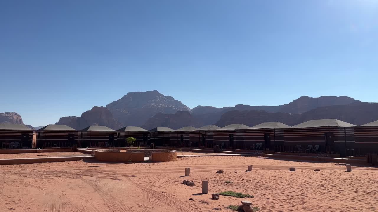 campamento beduino en wadi rum desierto rojo sin gente alrededor de 4k video ancho