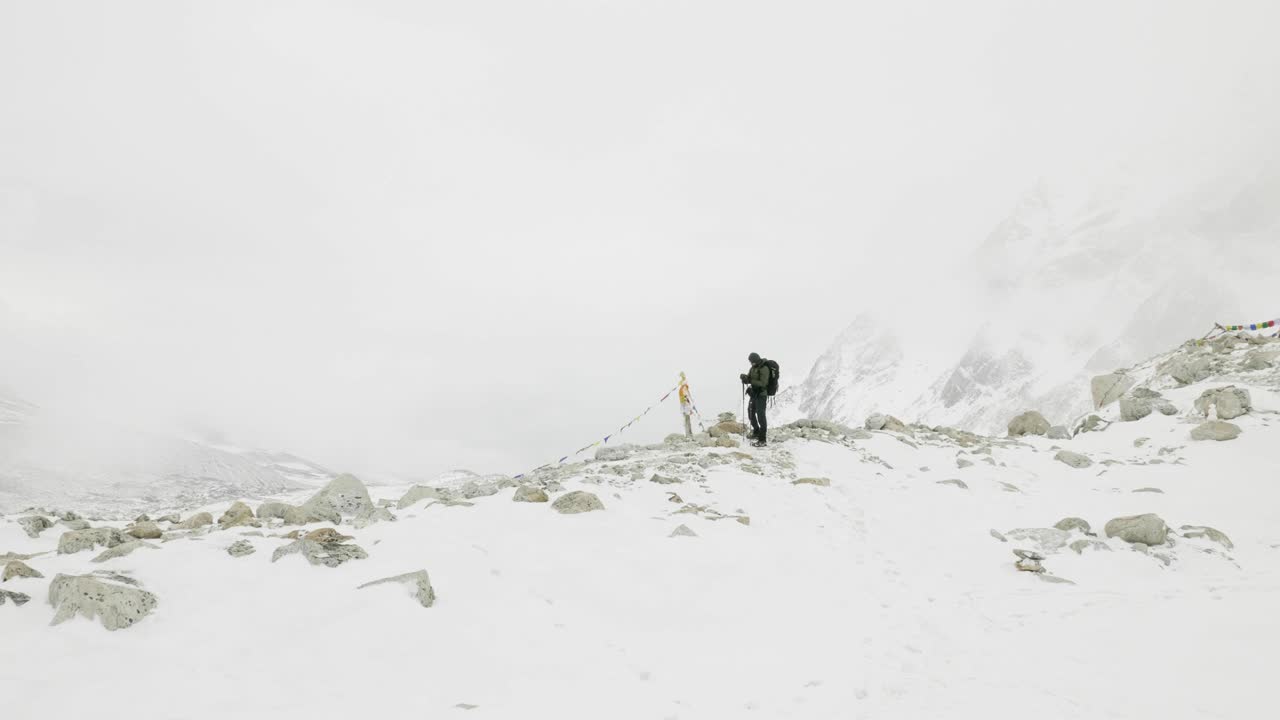 네팔의 라크 패스 (larke pass) 에서 5100m의 고도, 마나슬루 서 트렉 지역.