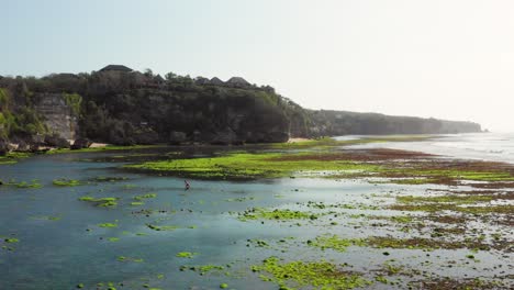 Die-Stadt-Bingin-An-Den-Klippen-Von-Uluwatu-Bei-Ebbe