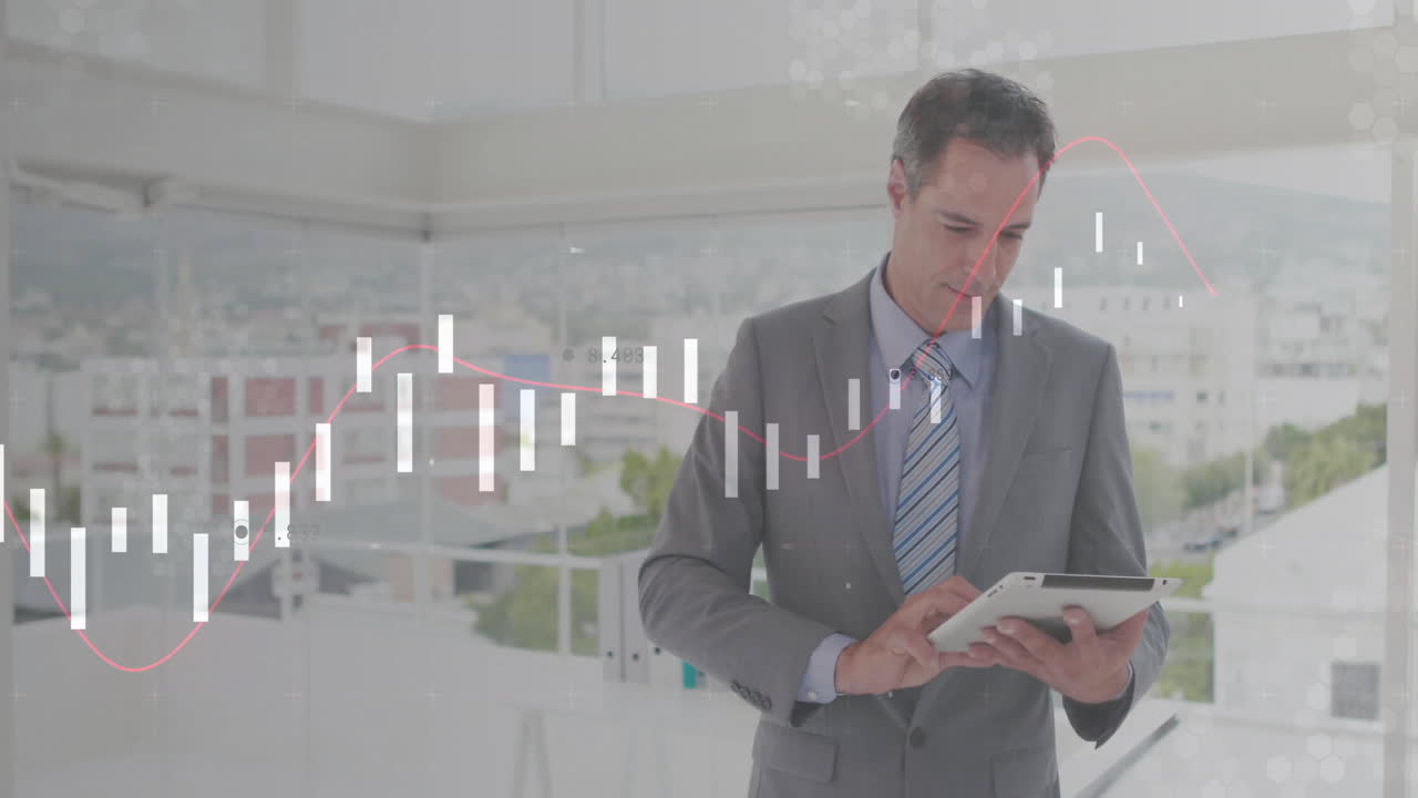 animación del procesamiento de datos financieros sobre un empresario caucásico que usa una tableta