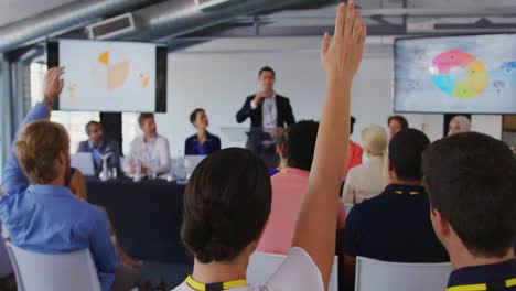 hombre de negocios invitando preguntas de la audiencia en una conferencia de negocios