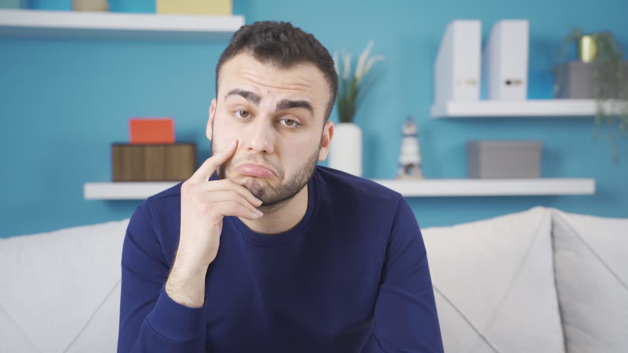 un joven curioso, reflexivo y sorprendido.