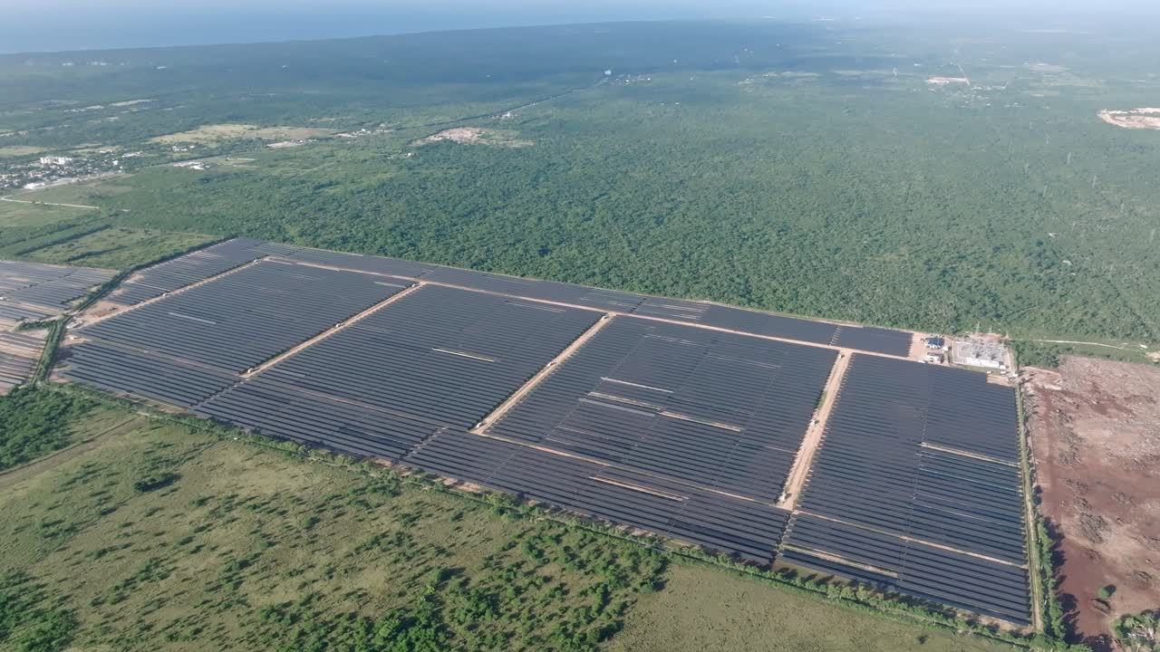 도미니카 공화국 라 로마나 주 쿠마야사 (cumayasa) 에 있는 태양 전지 패널이 있는 광전 공원