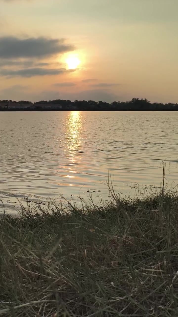 Tramonto dorato sulle acque calme del lago