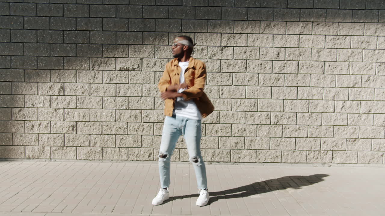 hombre bailando al aire libre