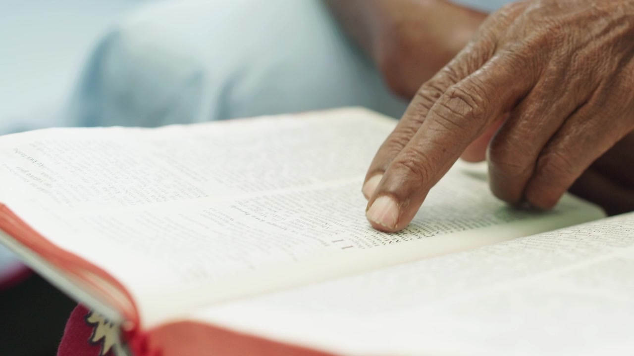Africká žena čtoucí Bibli, náboženství