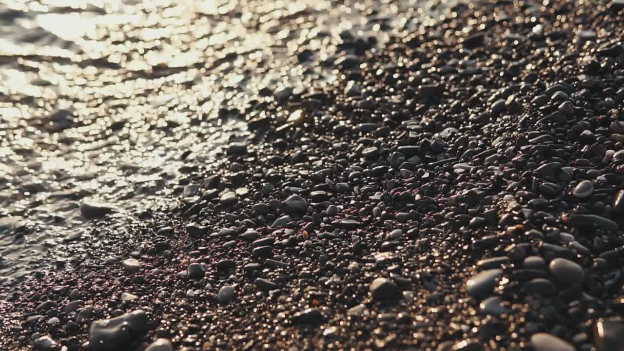 olas en una playa rocosa al atardecer