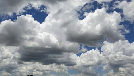 Increíble-Lapso-De-Tiempo-De-Paisaje-De-Nubes-Ultra-Suave-De-Larga-Duración-Con-Enormes-Nubes-Formándose-Antes-De-Que-Comenzara-La-Tormenta-Y-La-Lluvia-En-Sudáfrica