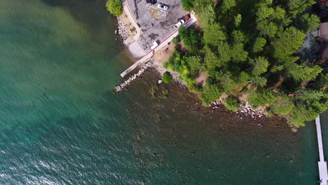 Aerial-view-above-a-beach-on-the-coast-of-Lake-Tahoe,-USA---top-down,-drone-shot