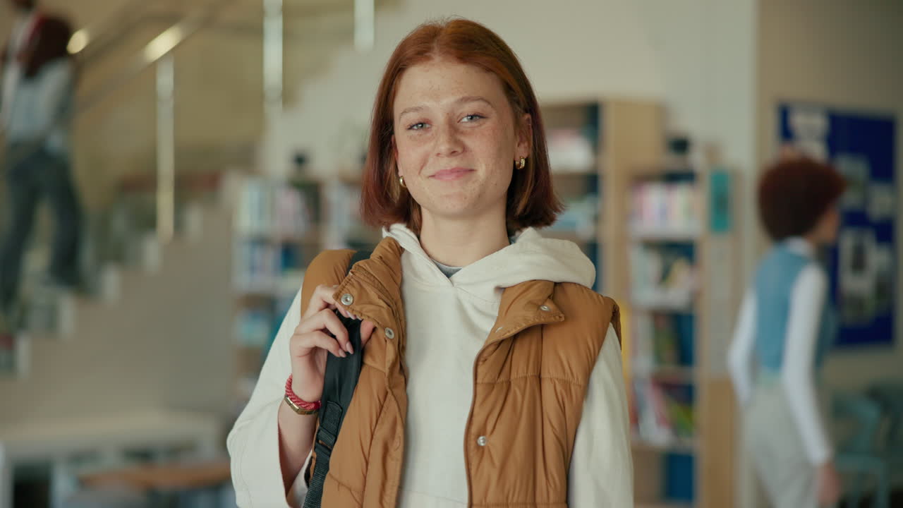 Ragazza adolescente in biblioteca