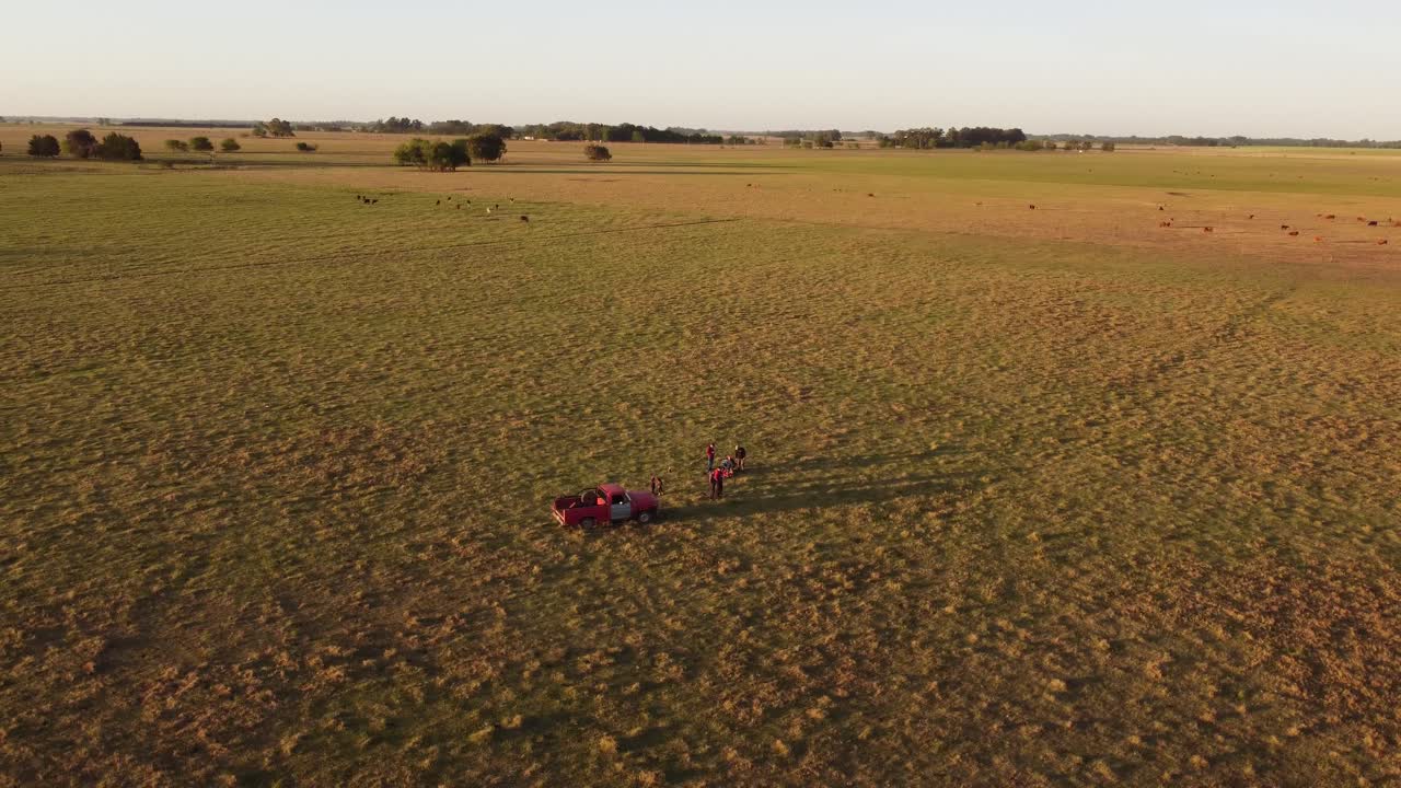 toma de órbita aérea de la familia viendo la puesta de sol dorada en el campo rural al aire libre en el desierto