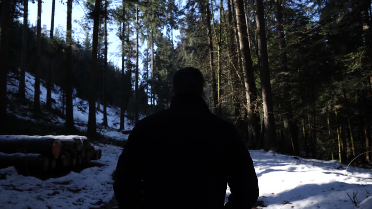 joven camina en el bosque nevado