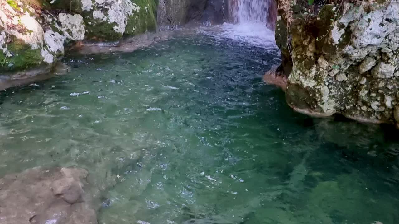 Cascata sull'isola di Corfù, Grecia.