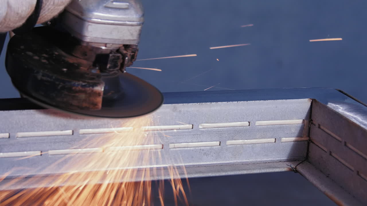 금속 프레임에 밀러를 사용하는 금속 작업자