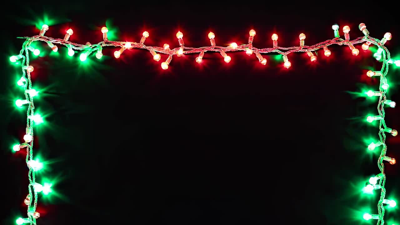 Luzes de Natal vermelhas e verdes emolduram um plano de fundo preto, foto tirada de um ângulo frontal, perfeito