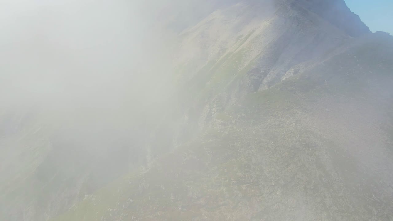 구름과 산 사이의 영화 비행