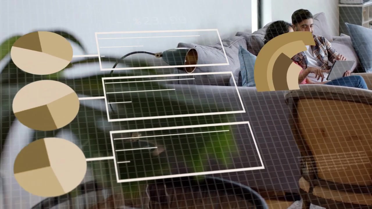 Coppia che tocca un tablet, guardando sovrapposizioni di realtà aumentata (AR) che si animano sopra un divano e analizzando grafici domestici tramite app.