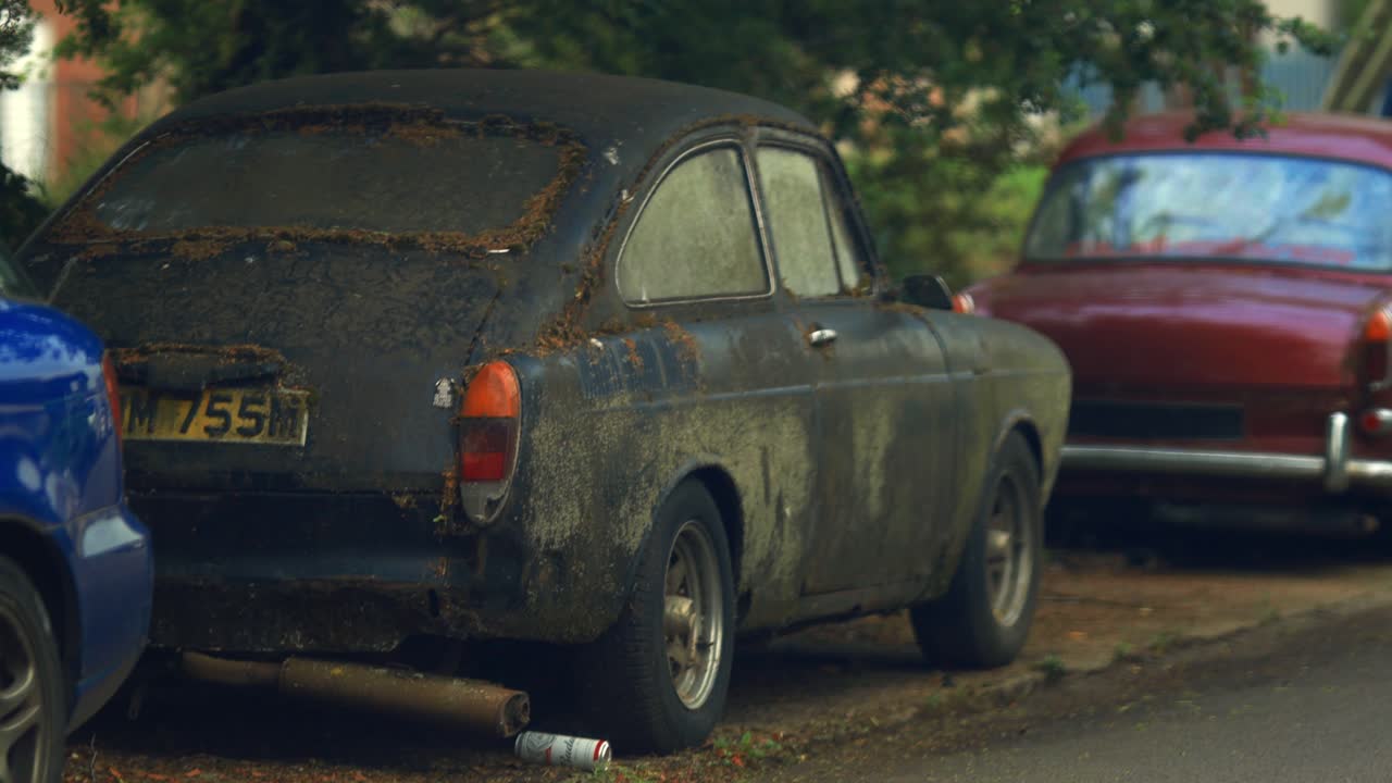 un automóvil abandonado oxidado en el estacionamiento de londres