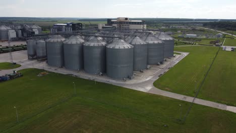 vue aérienne. usine de traitement des eaux usées. panoramique verticale. drone volant vers l'avant. usine d'épuration des eau usée. 4k