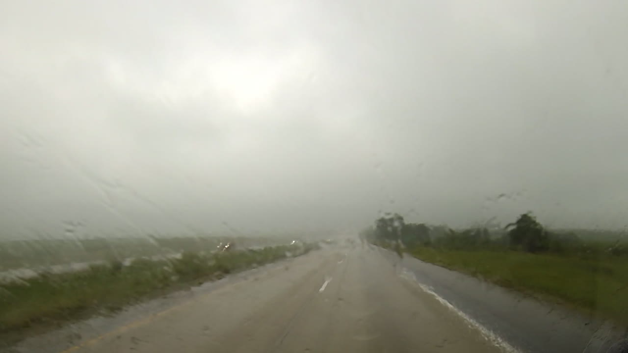 차량 운전 시점: 비가 오는 날 고속도로에서 윈드클러 와이퍼와 함께 운전하는 시점