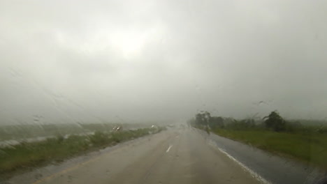 Punto-De-Vista-De-Conducción-Viajando-En-Condiciones-De-Lluvia-En-La-Carretera-Con-Limpiaparabrisas