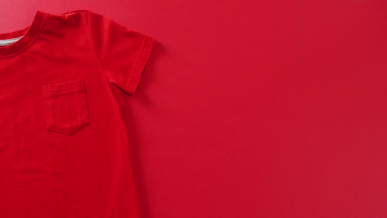 video de primer plano de una camiseta roja sobre un fondo rojo