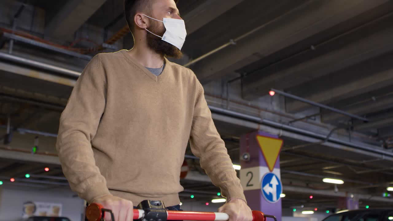 쇼핑 후 주차장에서  ⁇ 고 있는 남자의 비디오