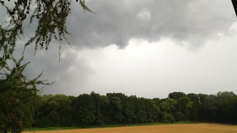 Nubes-De-Lluvia-Sobre-Un-Campo